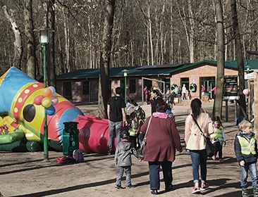Hunderte feiern Eröffnungsparty von "Jettes Erlebnisfarm" im Tiergarten